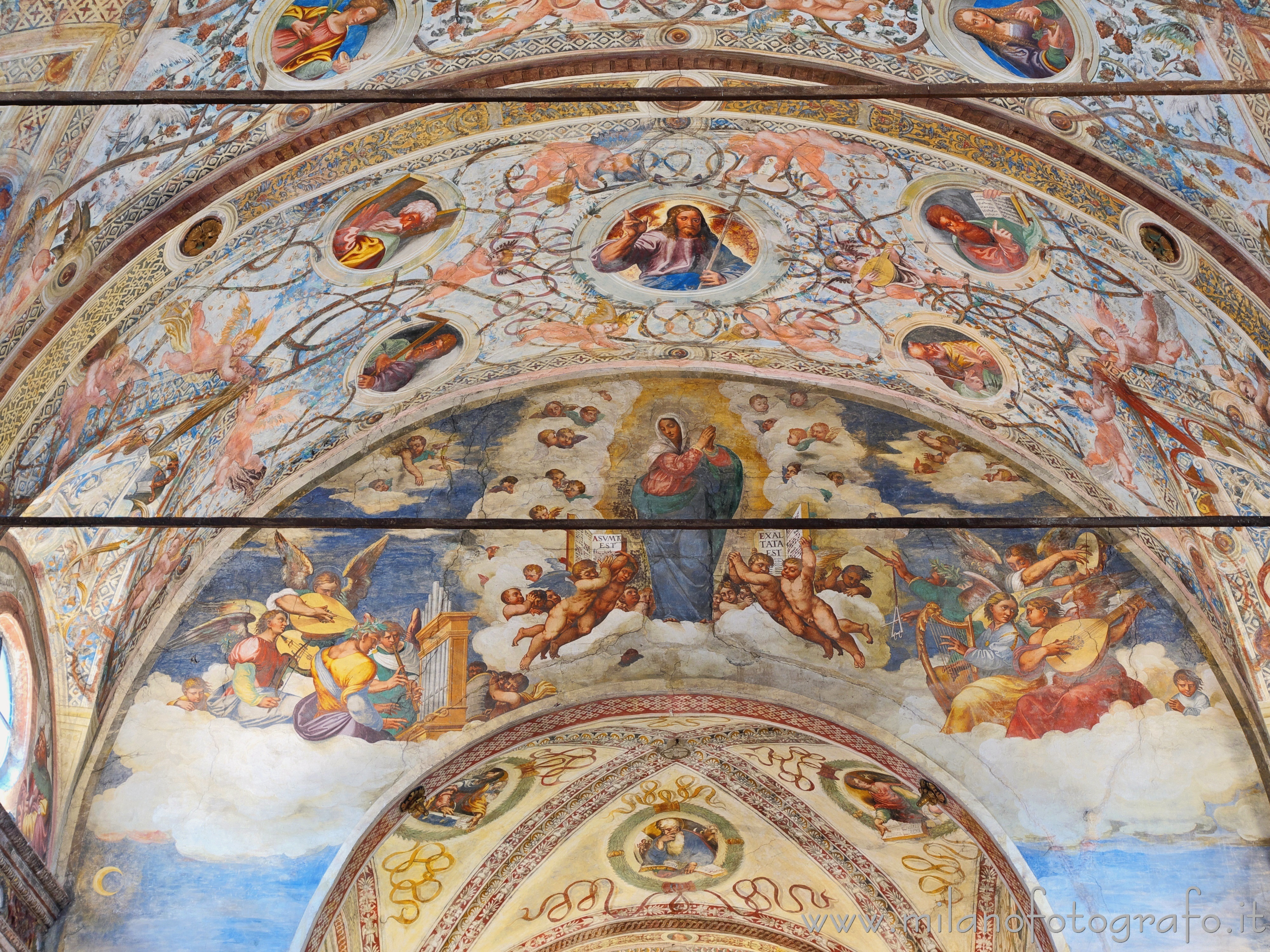 Soncino (Cremona) - Parte superiore dell'arcone della Chiesa di Santa Maria delle Grazie